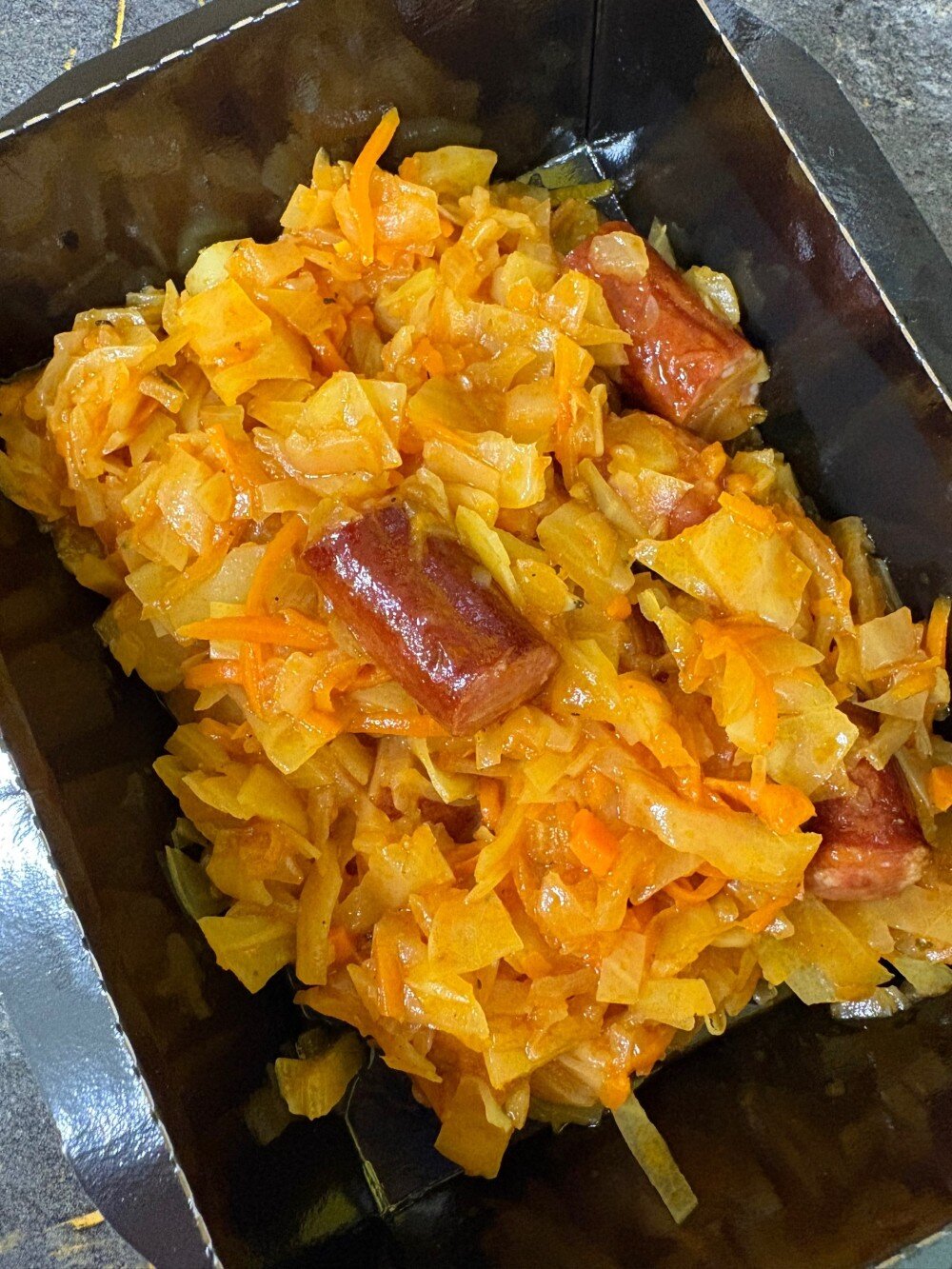 Охотничьи колбаски с тушеной капустой