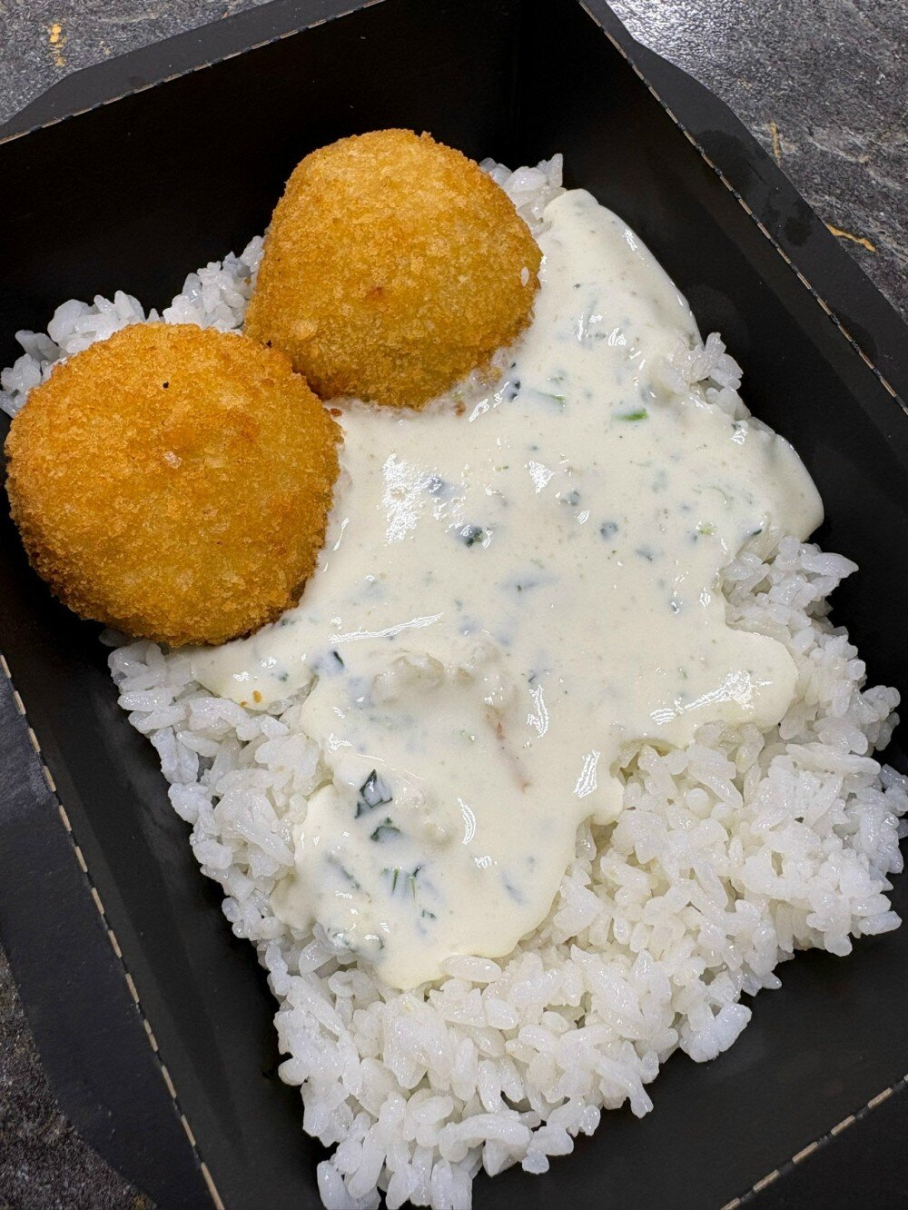 Шарики из судака и форели с рисом и сливочно-шпинатным соусом