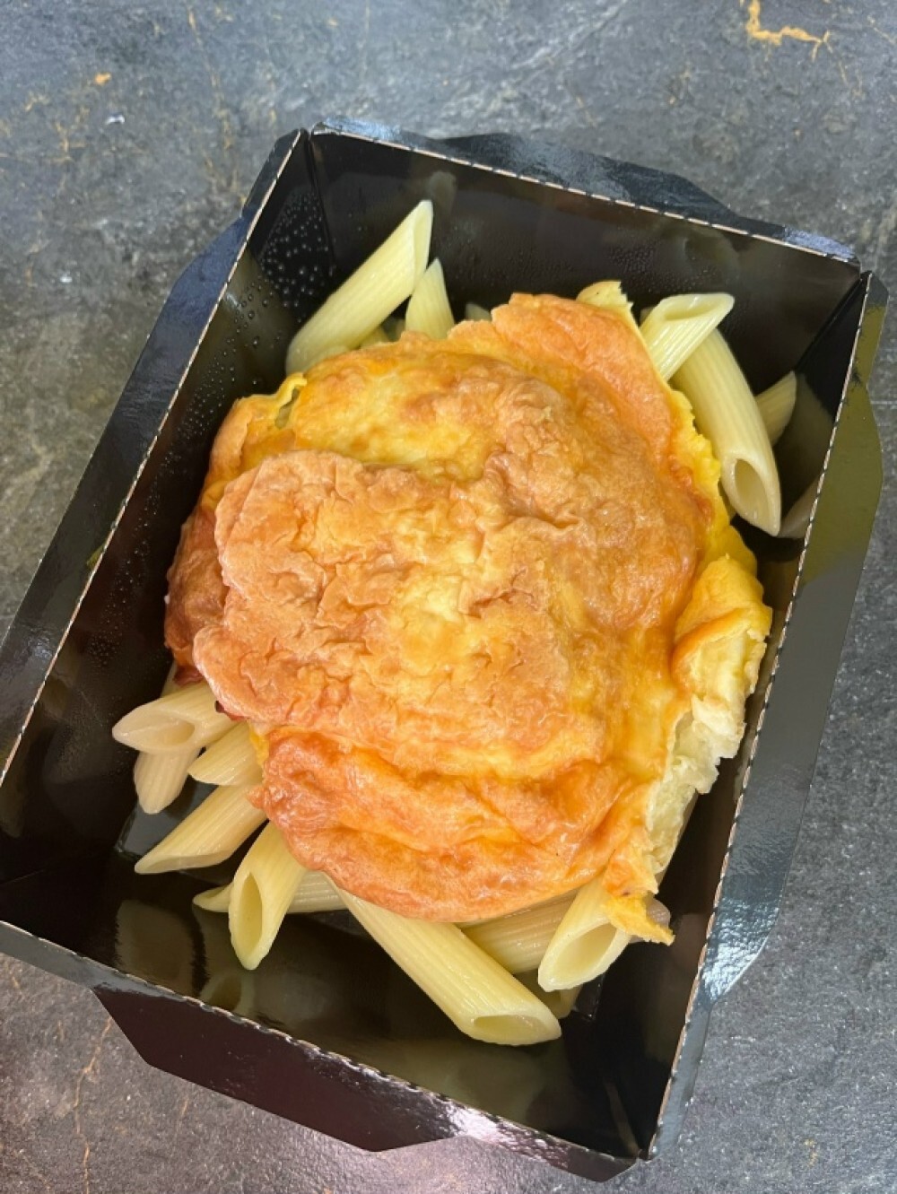 Домашняя котлета с ветчиной и двойным сыром с макаронами