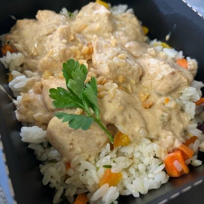 Куриное филе в сливочно-ореховом соусе с рисом