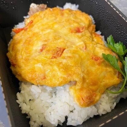 Запеченная свинина под сырной шапочкой с паприкой с рисом