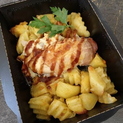 Куриное филе с сыром и грибами запеченное в беконе с печеным картофелем