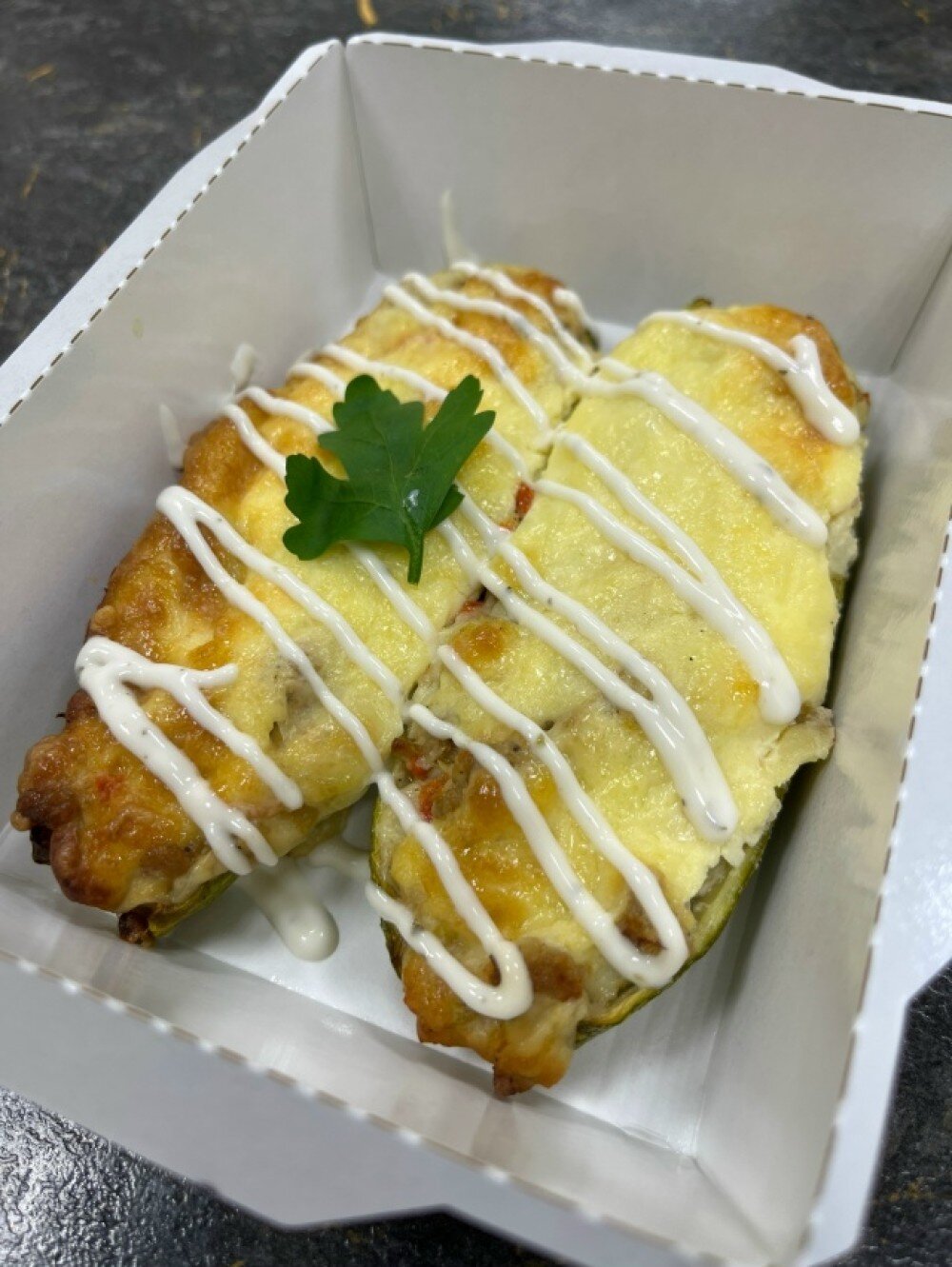 Запеченный кабачок с курицей и грибами
