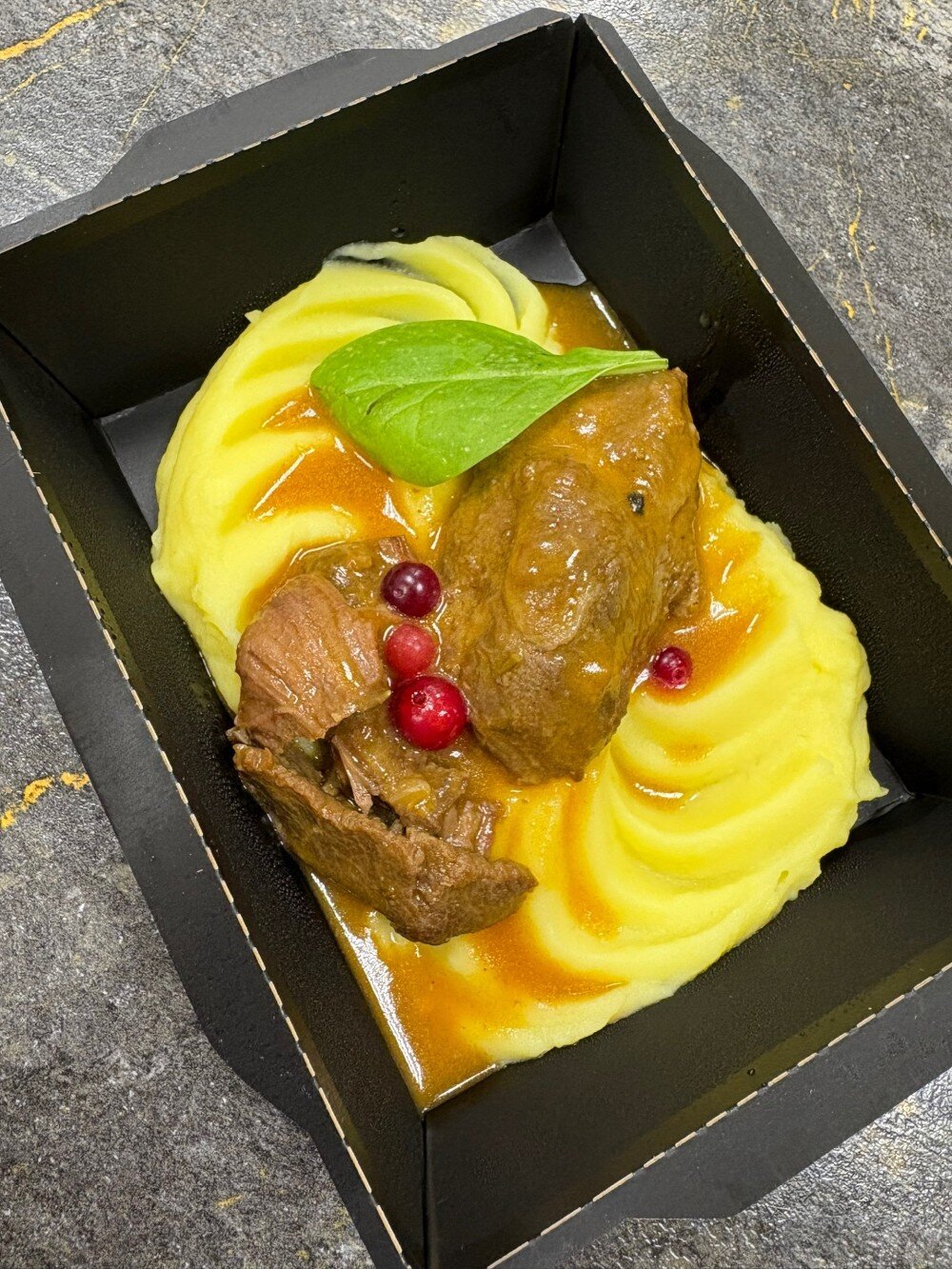 Телячьи щёчки в соусе демиглас с картофельным пюре