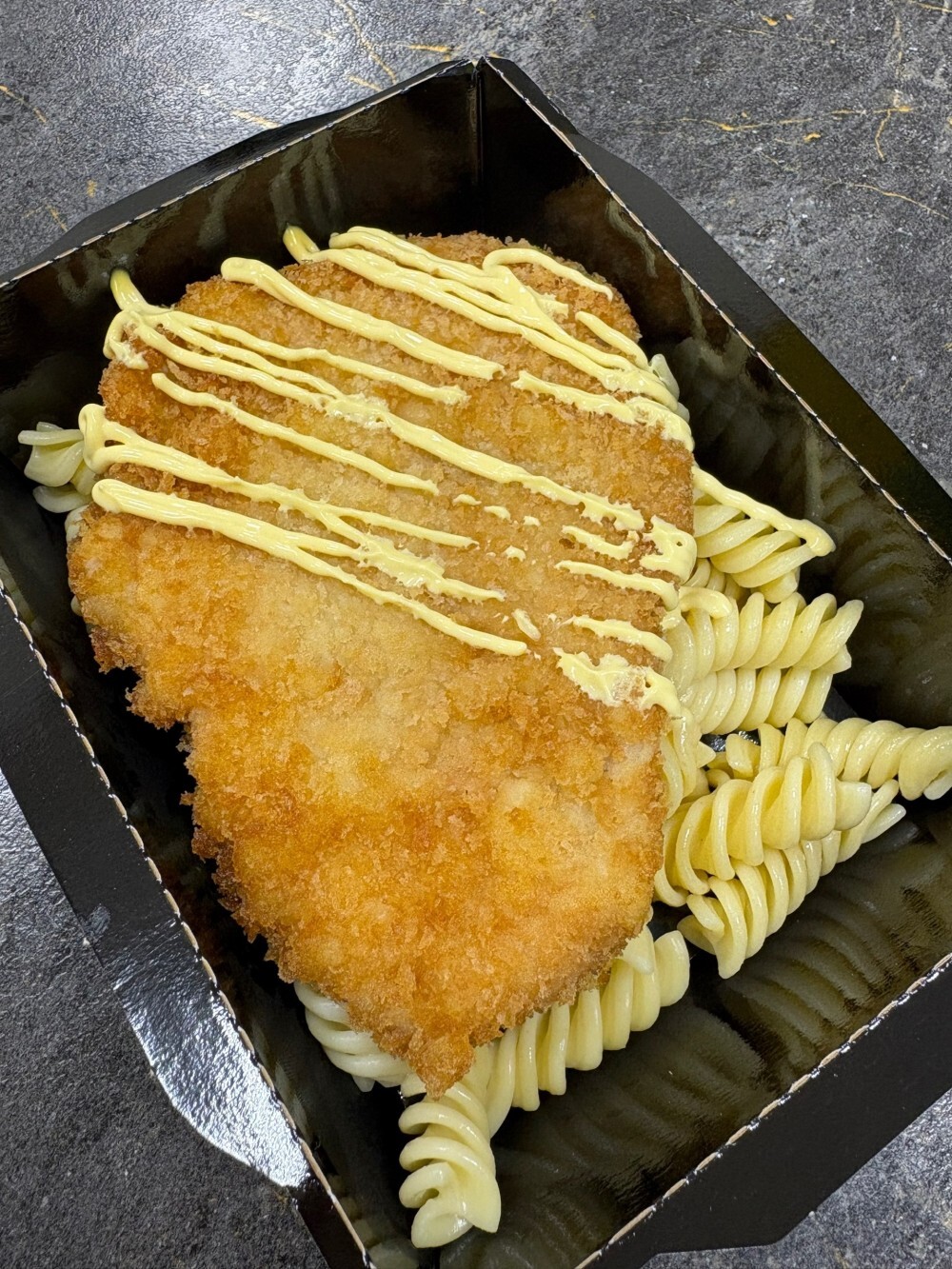 Шницель свиной в сырной панировке с макаронами