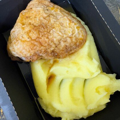 Запеченное  куриное бедро с пюре