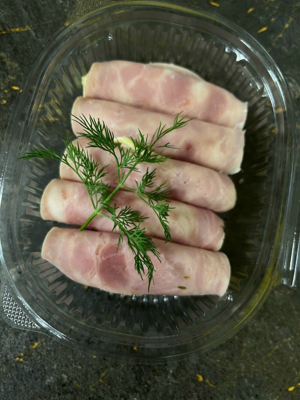 Рулетики из ветчины с сыром и чесноком