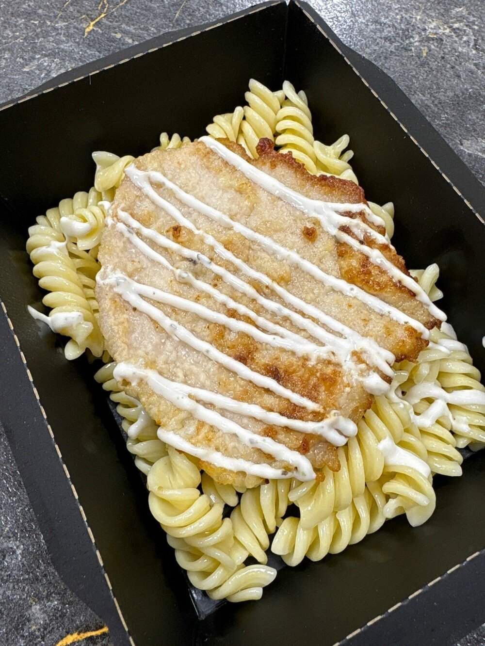 Свинина в чесночном маринаде с макаронами