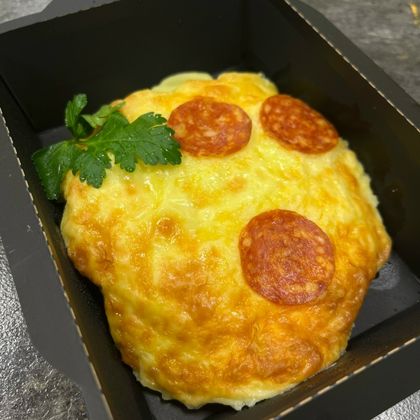 Запеченная мясная котлета под сырной шапочкой с колбасками чоризо с пюре