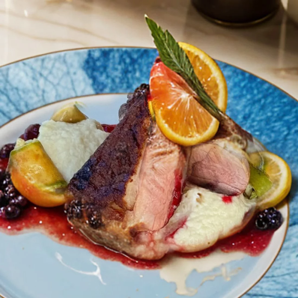 Утиная грудка с пюре из корня сельдерея и брусничным соусом