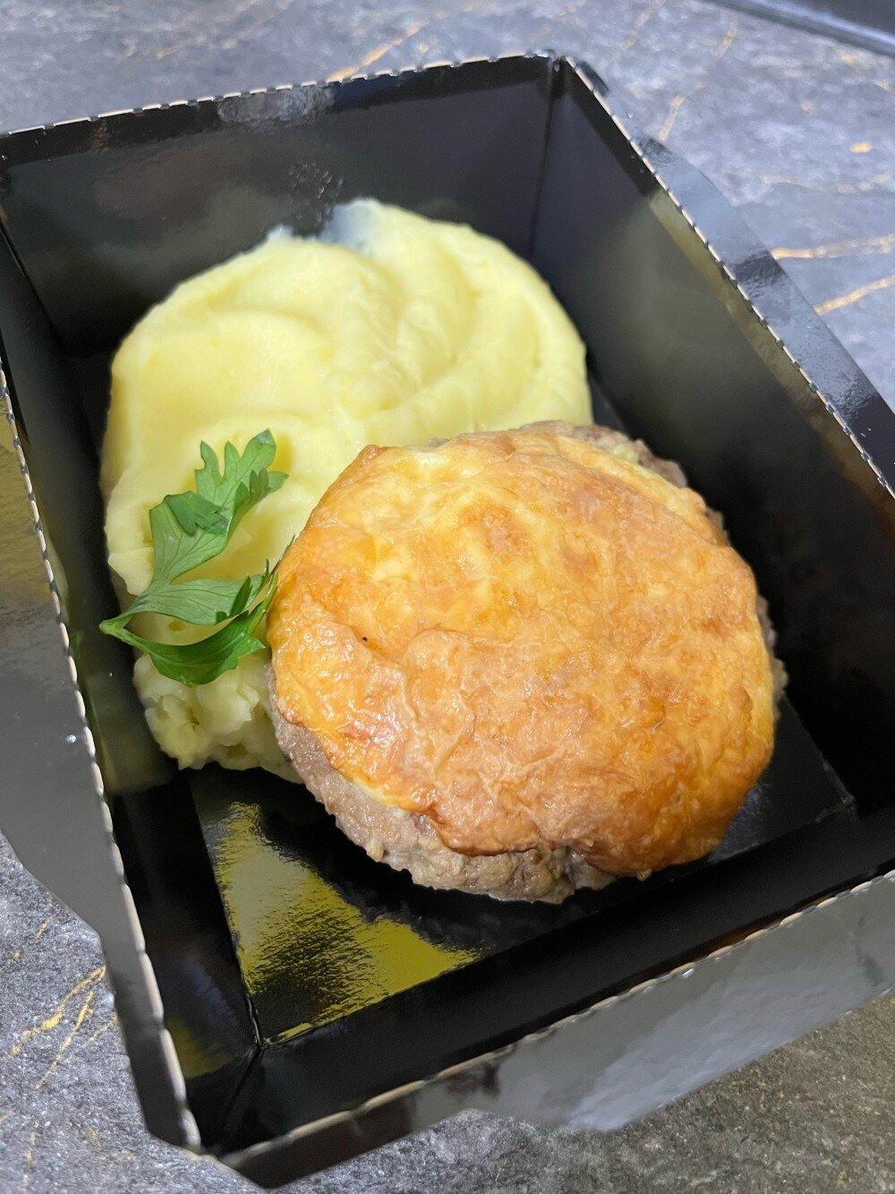 Мясное гнездо с ананасом и пюре