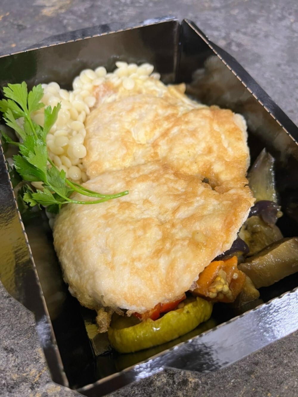 Куриная бризоль с птитимом и овощами