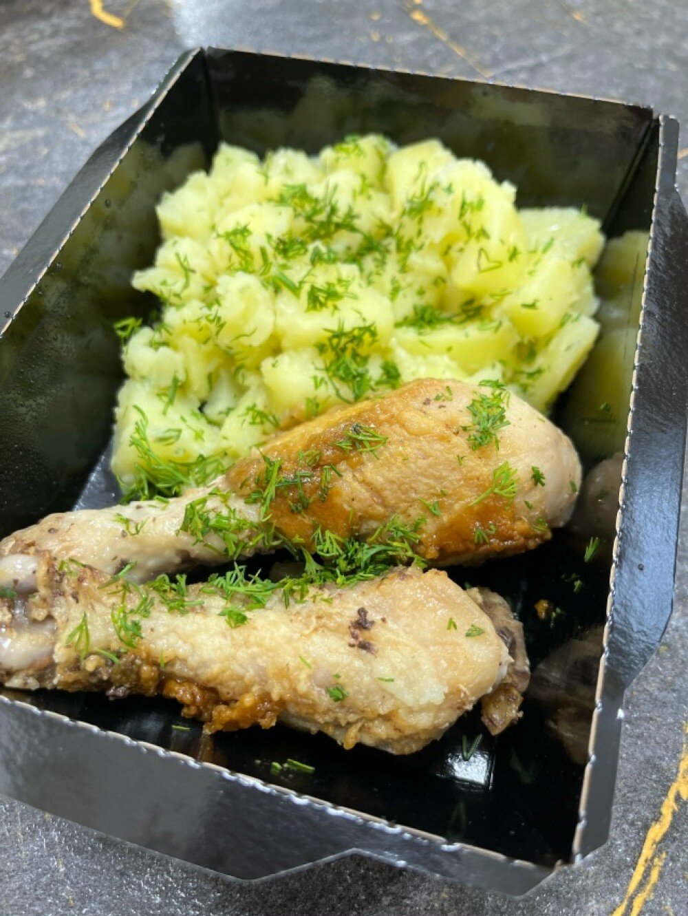 Жареная куриная голень с молодым картофелем и зеленью