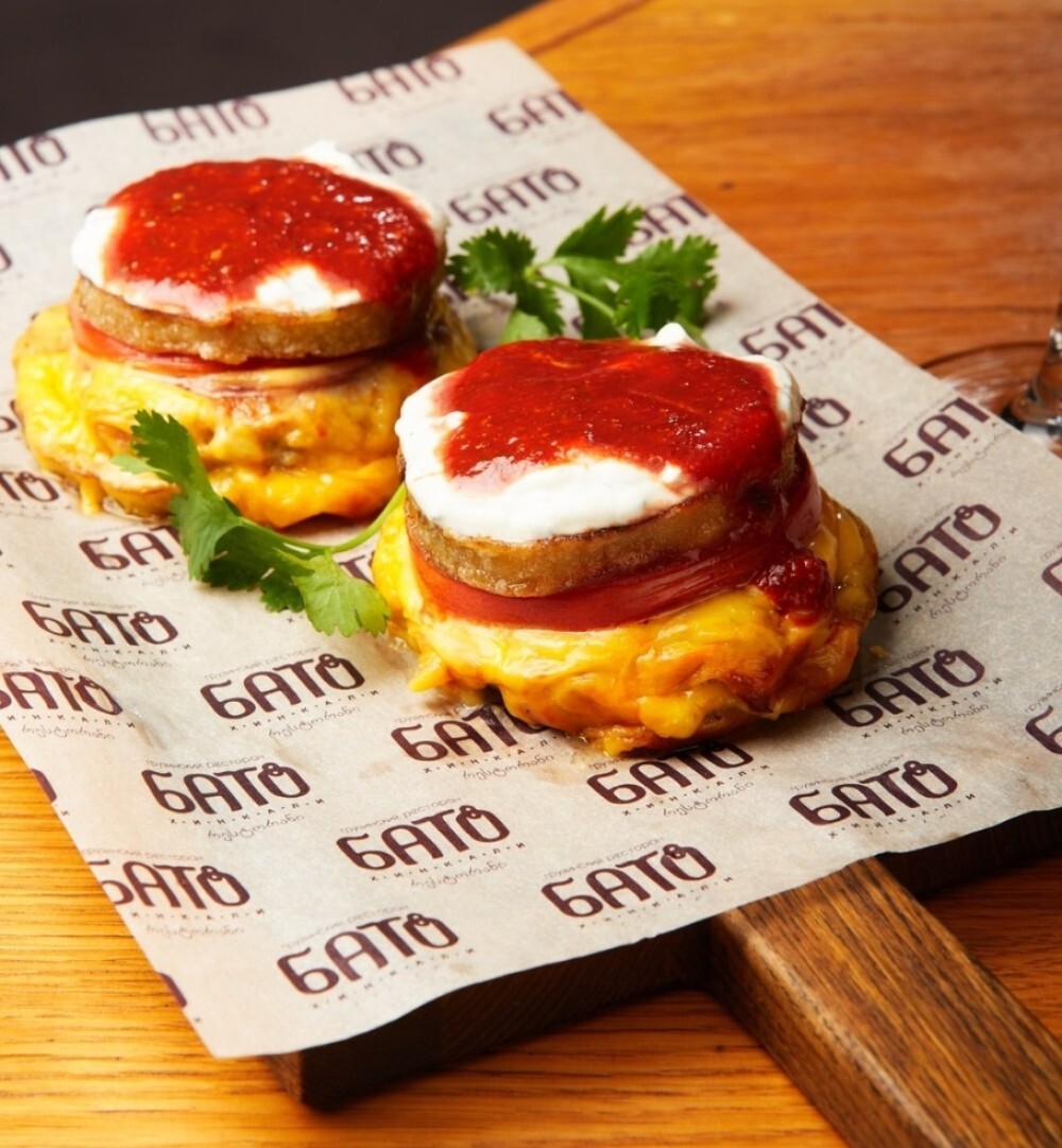 Чикенбургеры из баклажан со сметанно-чесночным соусом и соусом "Сацебели"