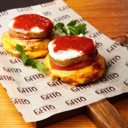 Чикенбургеры из баклажан со сметанно-чесночным соусом и соусом "Сацебели"