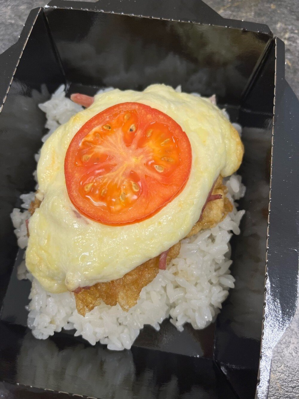 Куриная грудка с ветчиной и помидоркой с рисом
