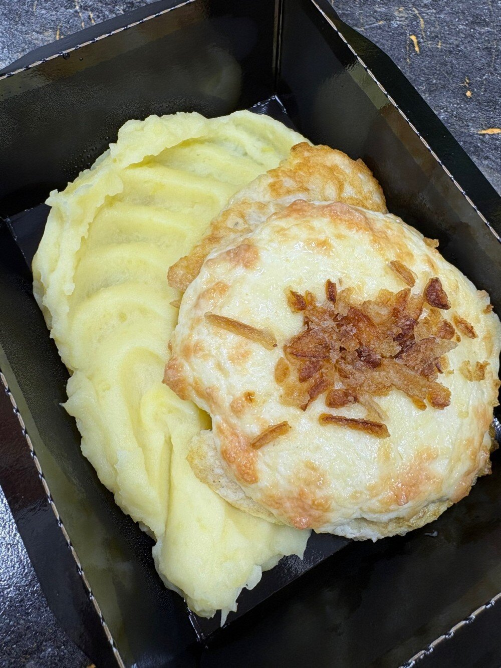 Треска под сырной шапочкой с луком фри и пюре
