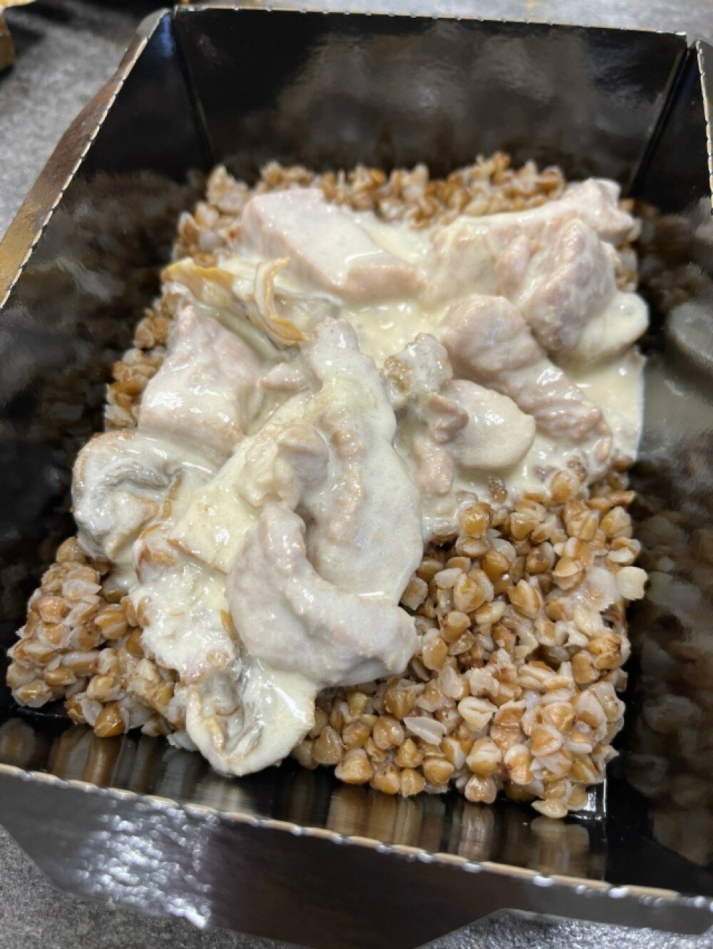 Свинина в сливочно-грибном соусе с гречей