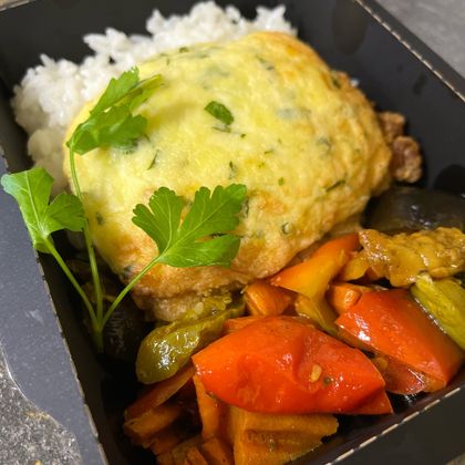 Запеченная треска под сырной шапочкой с рисом и овощами