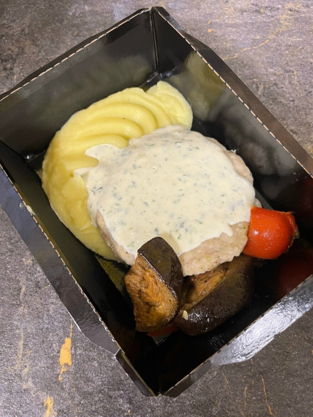 Паровая котлета с печеными овощами и пюре