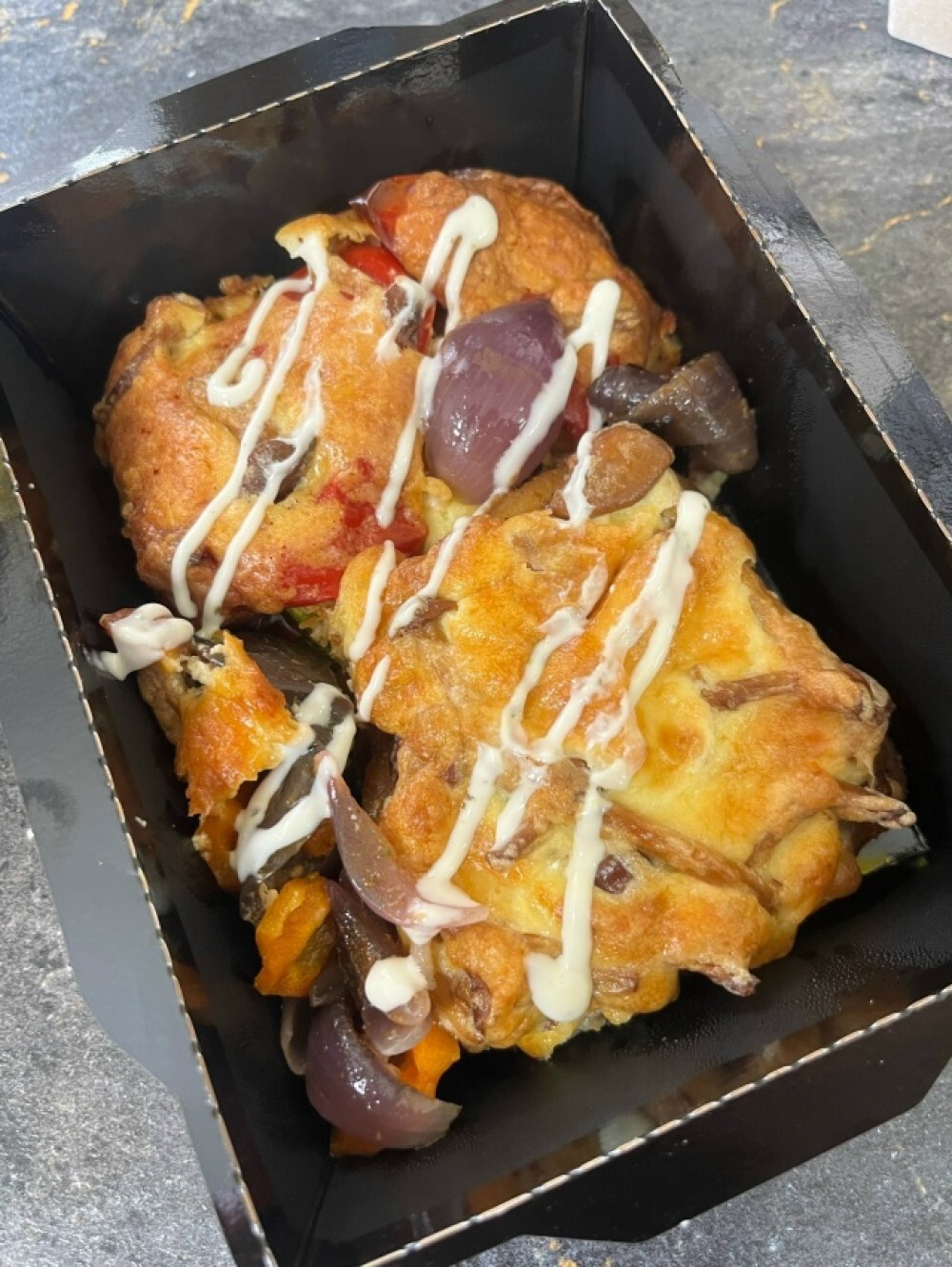 Куриное филе под грибной шапкой с печеными овощами
