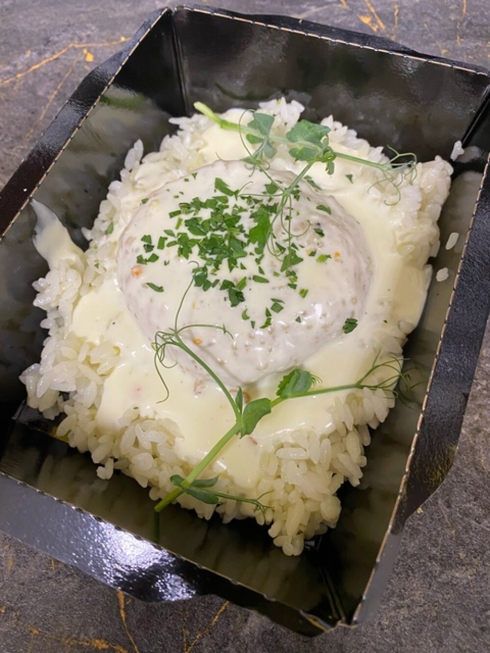 Куриная паровая котлета в сливочном соусе с рисом