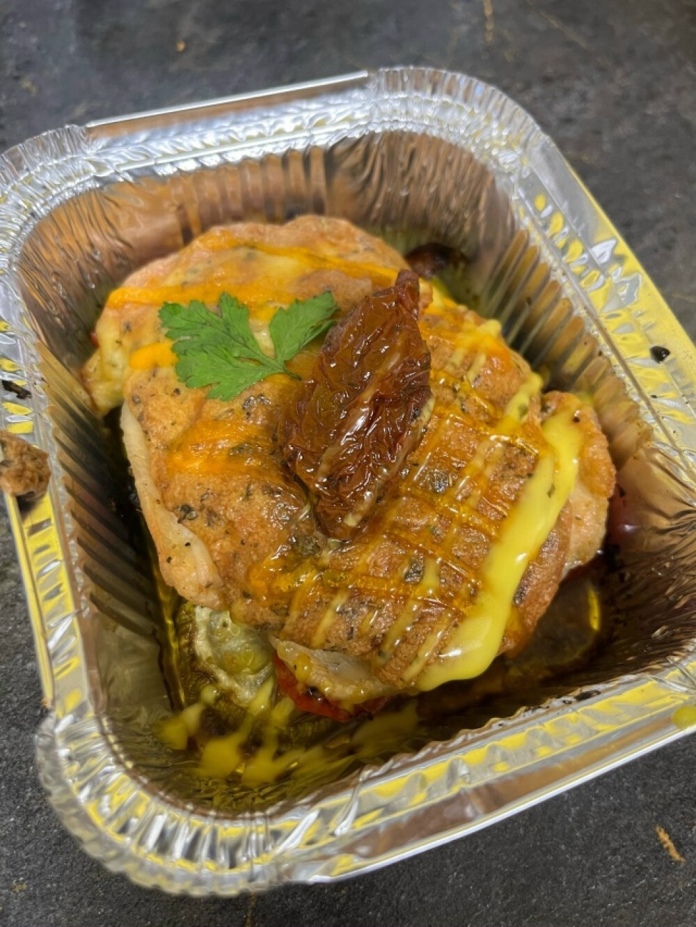 Запеченное куриное филе с прованскими травами ,вяленным томатом и печеными овощами