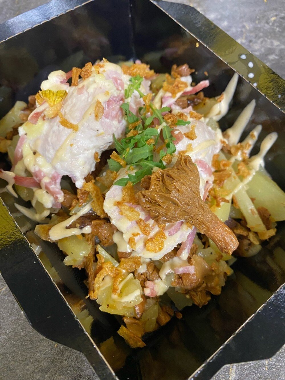 Мясной рулетик с жаренным картофелем и лисичками