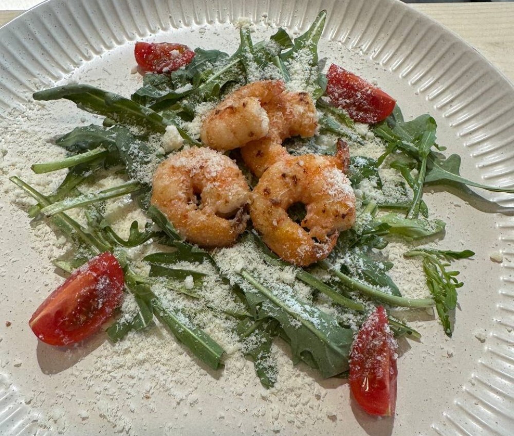 Салат с креветками и рукколой