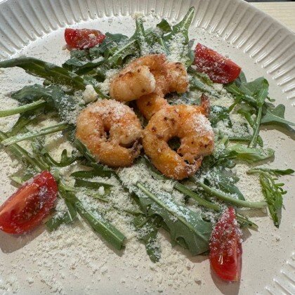 Салат с креветками и рукколой