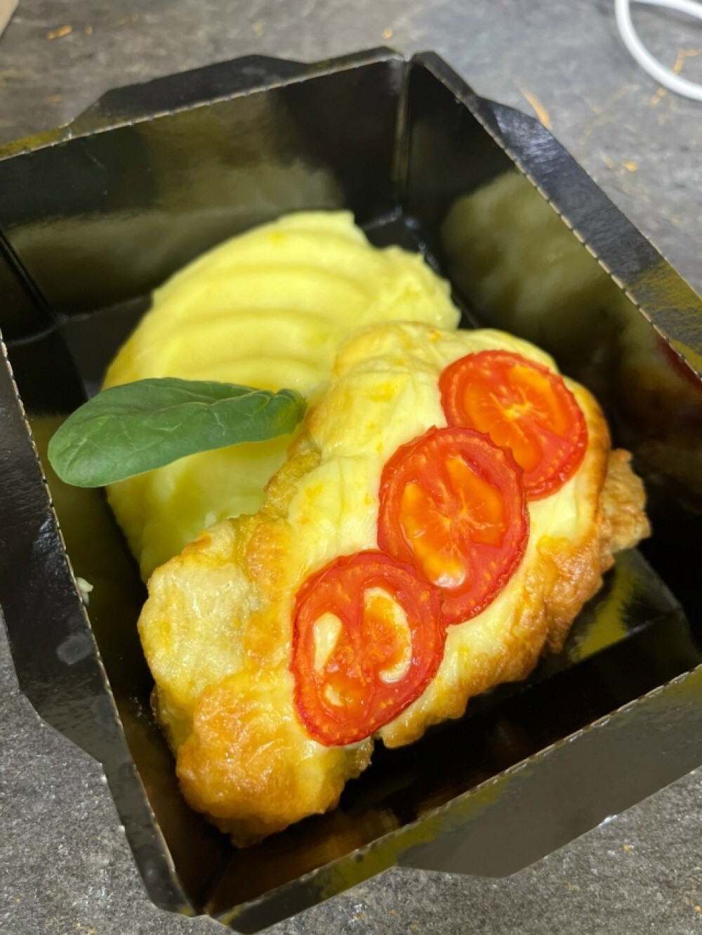 Треска под сырной шапочкой с пюре