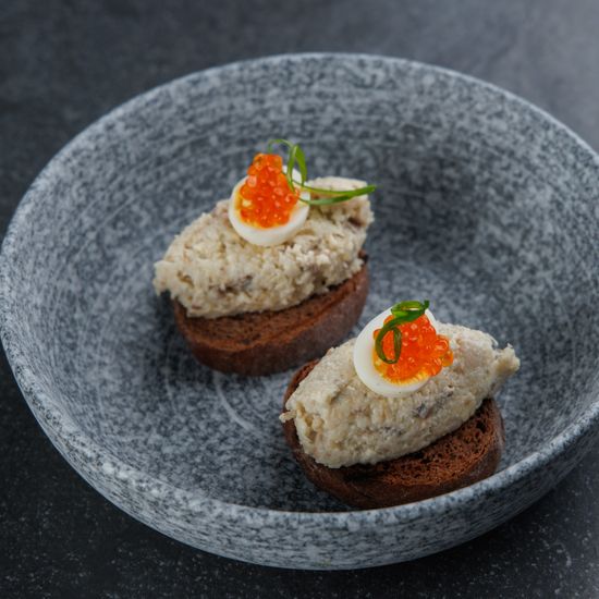 Форшмак на тостах из темного хлеба