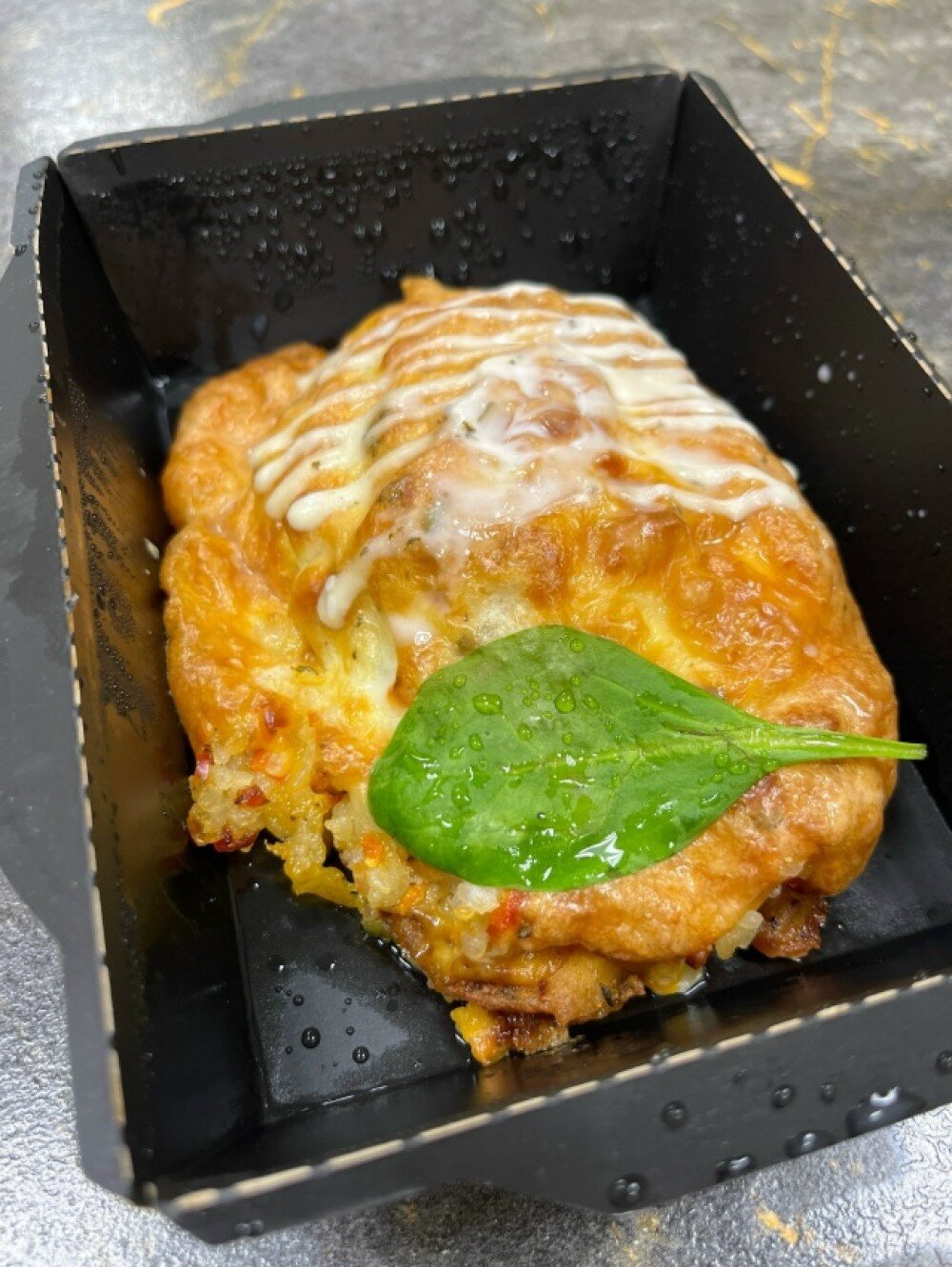 Куриное филе с рисом и овощами под сырной шапочкой с чесночным соусом