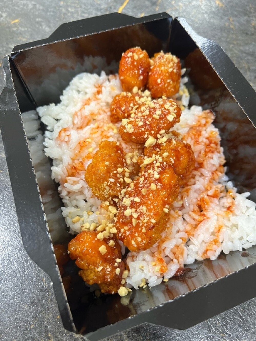 Японский куриный бокс в сеульском соусе с арахисом