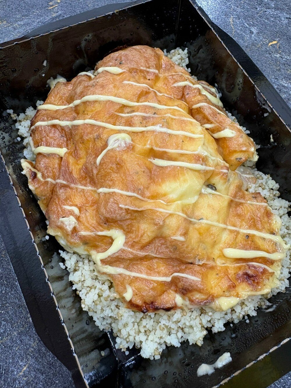 Куриное филе под сырной шапочкой с ананасом и соусом коул слоу с кус кусом