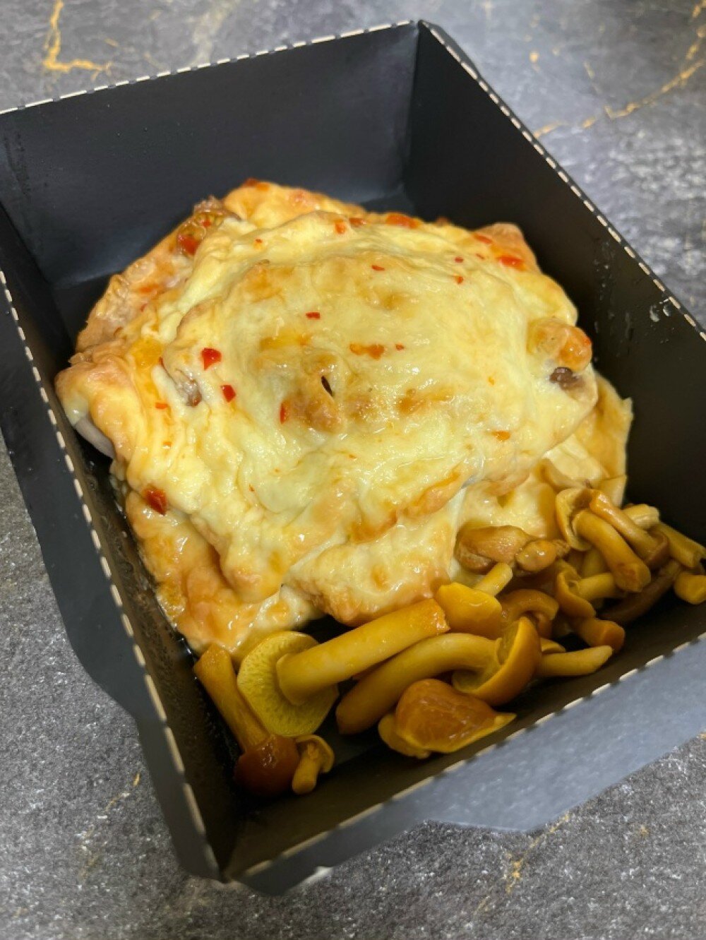 Мясо по-французски с брусочками картофеля и опятами в соусе сладкий чили