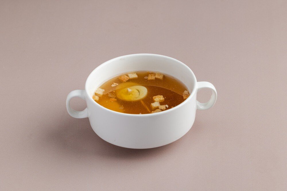 Куриный бульон с перепелиным яйцом