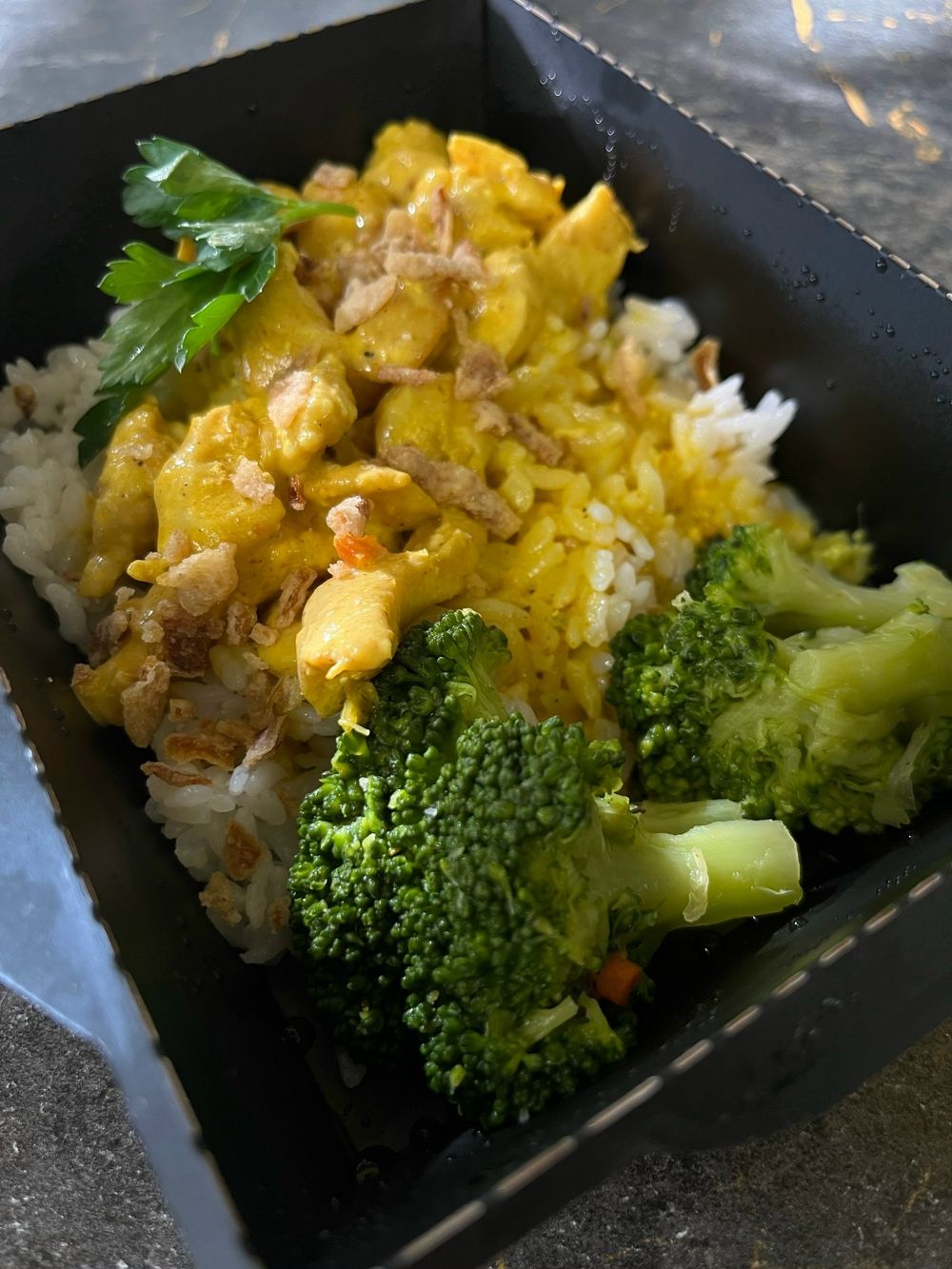 Курица карри с рисом и брокколи