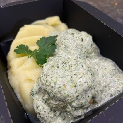 Ежики из цыпленка с брокколи под сливочно-шпинатным соусом с пюре