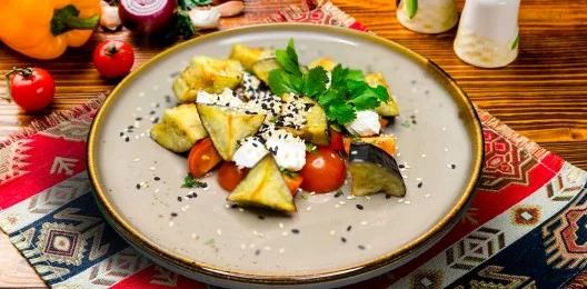 Салат по-грузински с жареными баклажанами