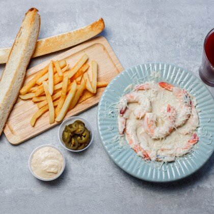 Креветки в сырном соусе, картофель фри, морс, лесные ягоды.