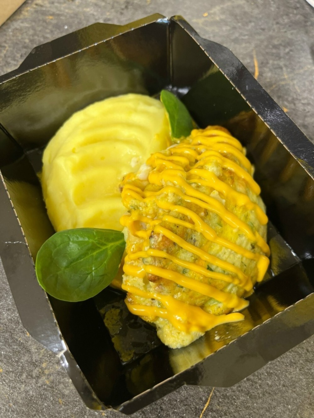 Запеченная треска под сырной шапочкой с пюре с соусом тар-тар