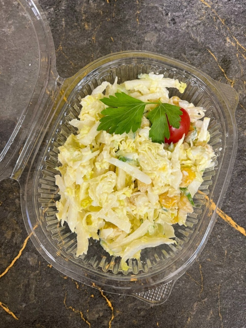 Овощной салат из пекинской капусты и кукурузы