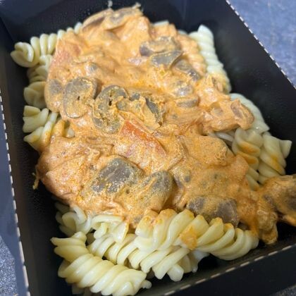 Куриные желудочки  в сметанно-томатном соусе с макаронами