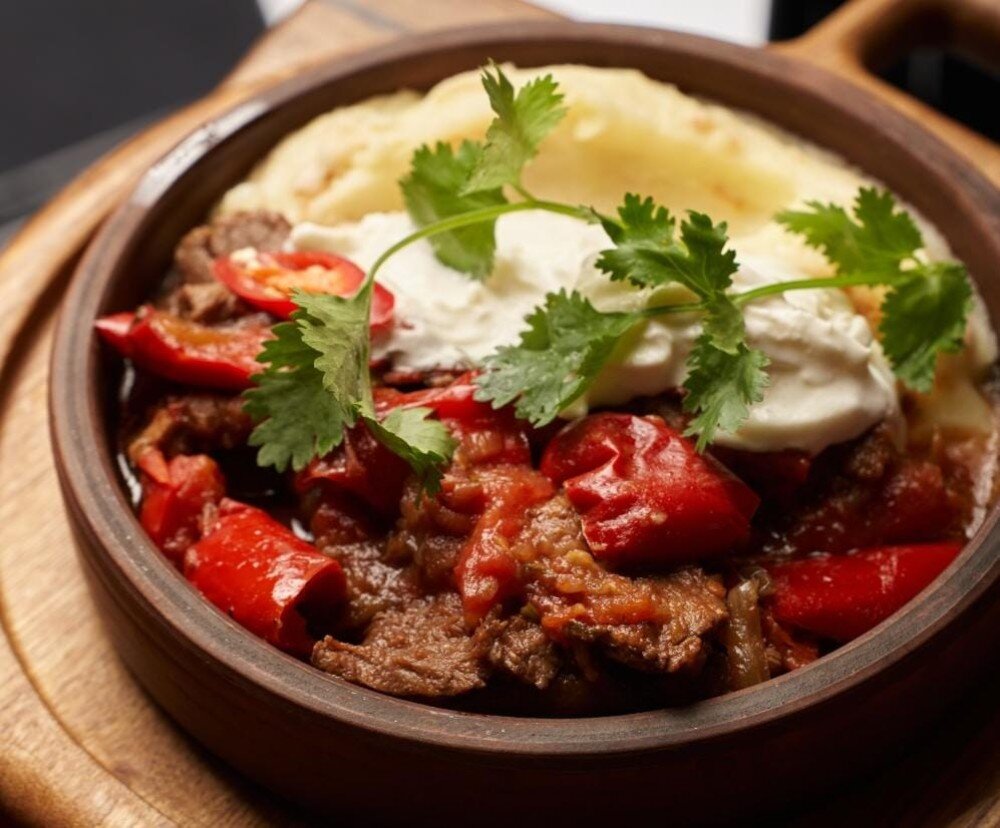 Ташмиджаби с мясным рагу и сыром страчателла