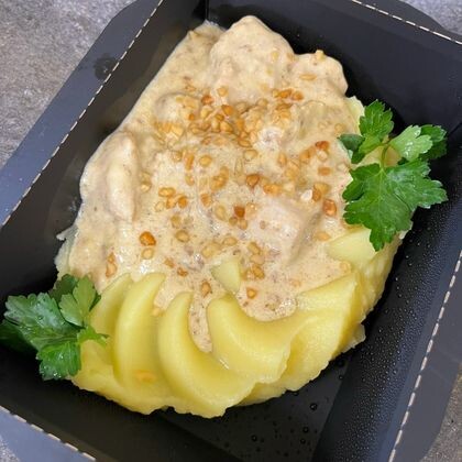 Курица в сливочно-ореховом соусе с пюре