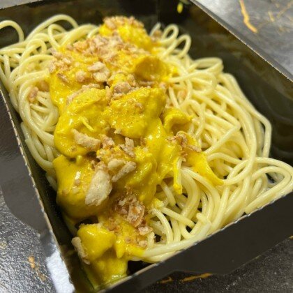 Куриная грудка в соусе карри со спагетти