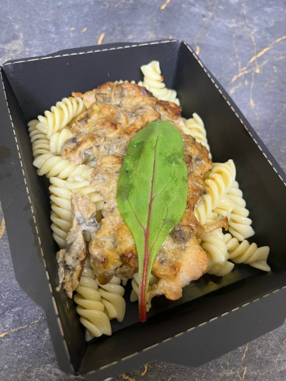 Куриное филе с грибами  под сырной шапочкой с макаронами