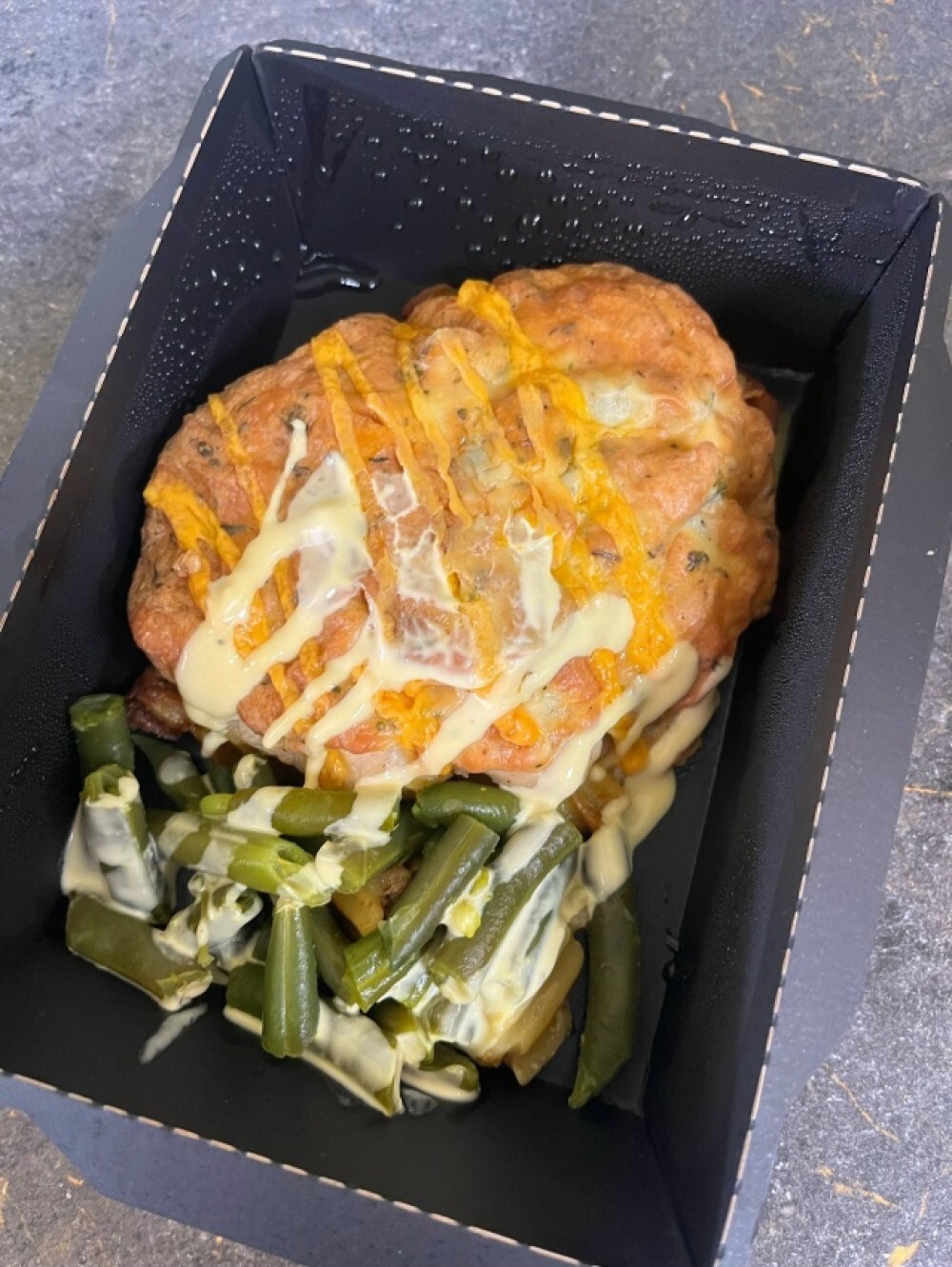 Запеченное куриное филе с прованскими травами с печеным картофелем и фасолью