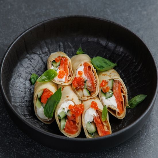 Блины с лососем слабой соли и сливочным маслом